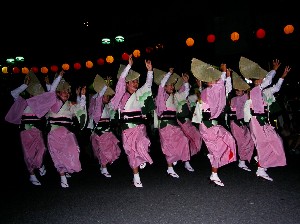 集団の女踊りを披露する踊り子の写真