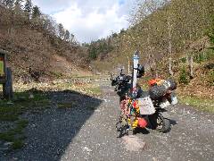 温泉に至る道路の突き当たりで荷物を下ろして休んでいるバイクのの写真