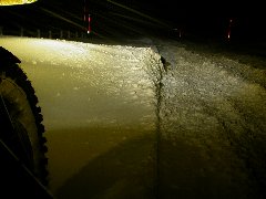 2007年大晦日深夜の道々106号線にて撮影した道路を横切る吹雪きによる大きな吹き溜まりを車が突破した断面部分の写真