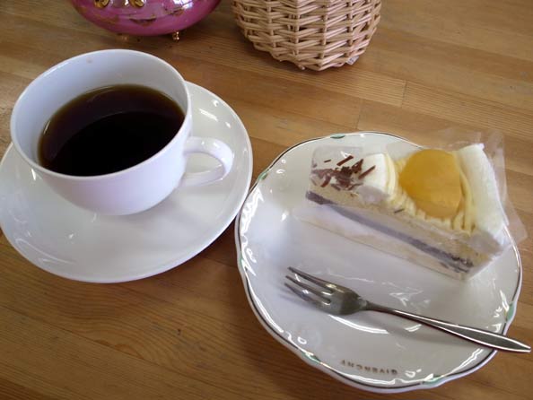 ハンドドリップコーヒーとショートケーキの写真
