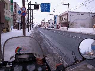 雪の無い国道の路面の写真