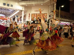 商店街アーケードで舞う踊り子の写真