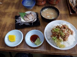マルトマ食堂の納豆定食+ホッキ刺身の写真