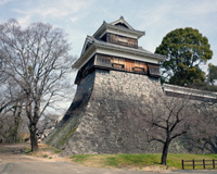 地震に絶えた熊本城の櫓と石垣