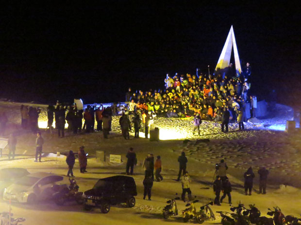 宗谷岬の記念碑に集まる人々の写真