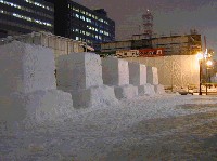 市民雪像用のでっかいサイコロのような四角い雪のブロックの並んでいる様子の写真