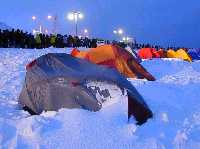 一晩の吹雪に耐えたテント村の写真