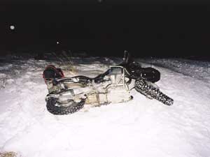 雪の中でひっくり返って白い腹を見せているバイクの写真