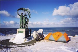 2003年元旦宗谷岬の丘の上で青空の下で風に吹かれて休むテントとバイクの写真