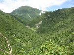 谷間の奥に見える羅臼岳の写真