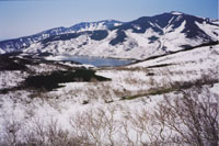 まだ凍っている早春の羅臼湖の写真