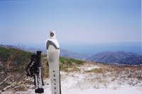 スキーがビールで国後島に乾杯している写真