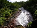 岩場を流れる滝の写真