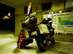 政和温泉の前で休んでいる荷物山盛りのバイクの写真