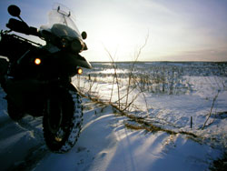2007年元旦に撮影した地平線まで荒涼とした冬の宗谷丘陵の写真