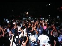夜の阿波踊り、徳島市駅前通り国道４３８号線上で集団で踊る民衆の写真