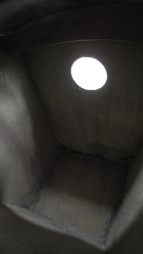 空っぽの巣箱の内部に巣穴から光が差し込んでいる巣箱カメラの設置テスト撮影写真