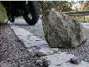 道端に大きな落石があった、とんがった石の写真。ぶつかったら大変だ！