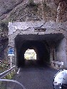 岩盤をくり貫かれて作られた固そうなトンネルの写真