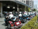宮城県庁前にずらりと並んだ先導役をしてくれた超大型バイク部隊の写真