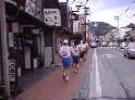 商店街の沿道を通過するマラソン隊の写真