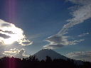朝日に輝く羊蹄山の全景の写真