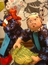 二人で仲良く安来節を踊っている人形の写真