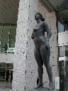 都庁にある裸婦のオブジェの写真