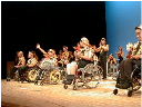 札幌カデル２７ホールで行なわれた、難病患者・障害者とその家族の集会でのステージにて、車椅子よさこいを踊っている方々の写真