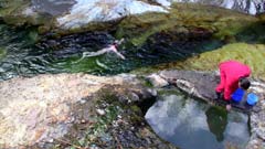 美しい川岸に設えられた薫別温泉の写真