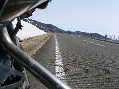知床峠の細かく溝が刻まれたカーブ路面の写真