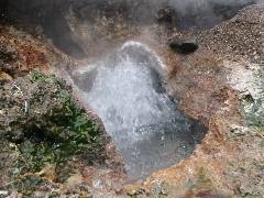 煮えたぎるようにまるで噴火をしているような勢いの温泉の噴出し口の写真