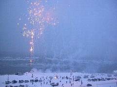 2008年元旦宗谷岬で日の出時間に合わせて打ち上げられる花火の写真