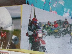 1990年1月2日音威子府のスキー場の駐車場で映されたスキーを背負ったライダーの写真