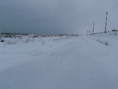 雪に埋もれているエサヌカ線入り口の写真