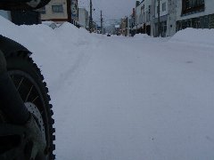 深い雪に覆われた上川町市街地の写真