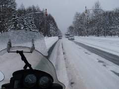 時速７０ｋｍ程度で流れている圧雪路の国道３９号線の写真