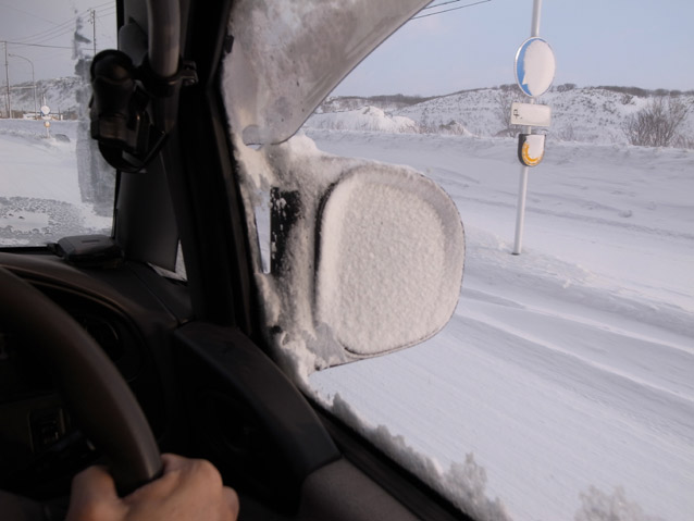 元旦宗谷岬ツーリング2013_猛吹雪で覆われたバックミラーと沿道の交通標識