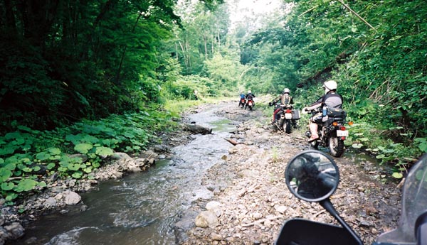 走り易い川原を走るバイクの写真