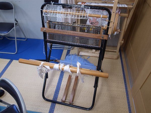 パイプフレームで出来た織り機の写真