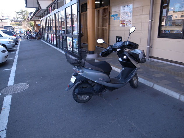 久慈市道の駅前に止っているスパイクタイヤを履いたスクーター
