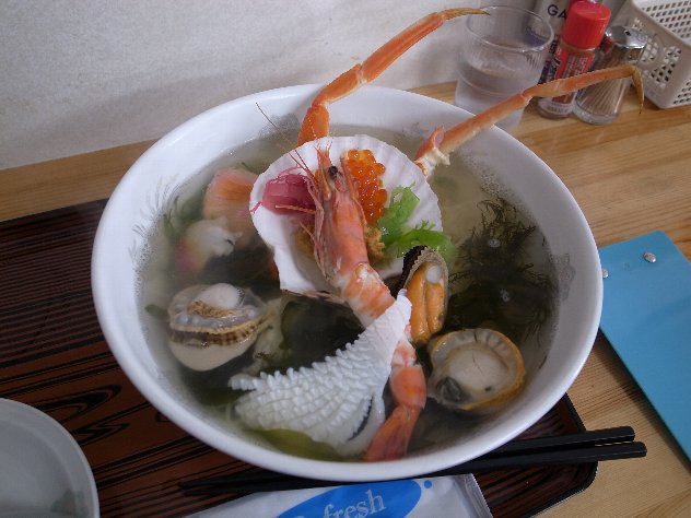 海鮮山盛りの豪華麺の写真