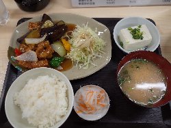 益城きやま食堂の酢豚定食