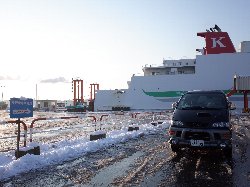 雪が積もった苫小牧港フェリーターミナル