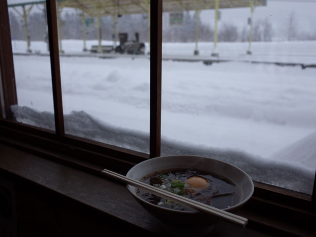 音威子府駅の窓枠に置かれた一杯の月見蕎麦の写真