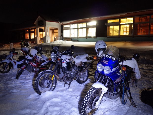 雪の校庭に並んだバイクの写真