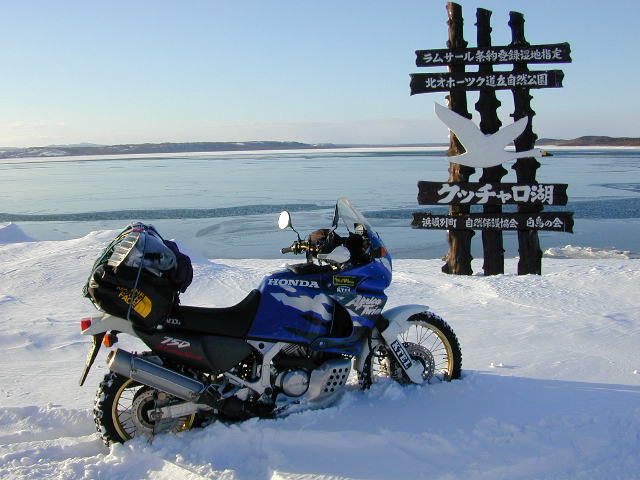 2002年元日のクッチャロ湖畔で雪と戯れて深雪ラッセルするバイクの写真