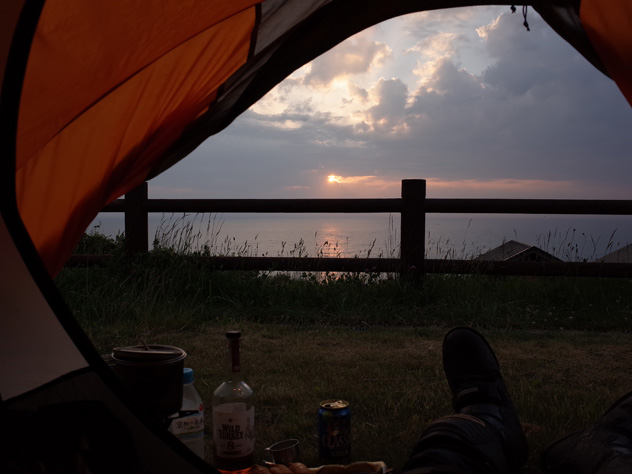 新型元旦宗谷岬ツーリング2023(前倒し)_北海道西海岸オロロンライン沿いのキャンプ場でテントの中から望む日本海を染める夕日の写真