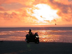 最北端の町稚内納沙布岬の夕日に染まるバイクとカモメ