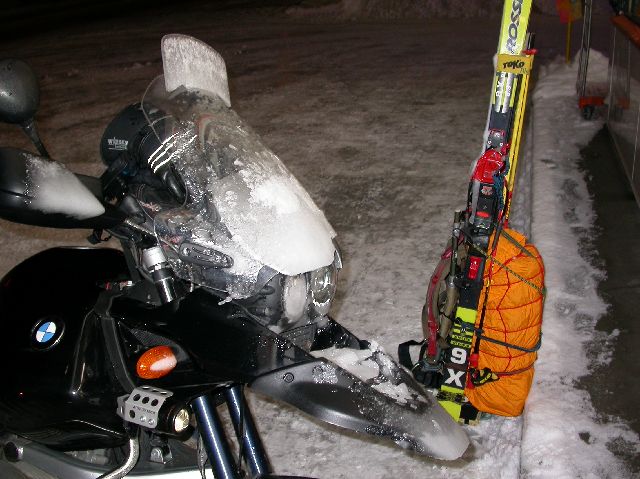 過冷却の氷雨の中を走る事で形成されるバイクの前面のシールドやフロントフェンダーやハンドガード等にに張り付いた氷の造詣の写真